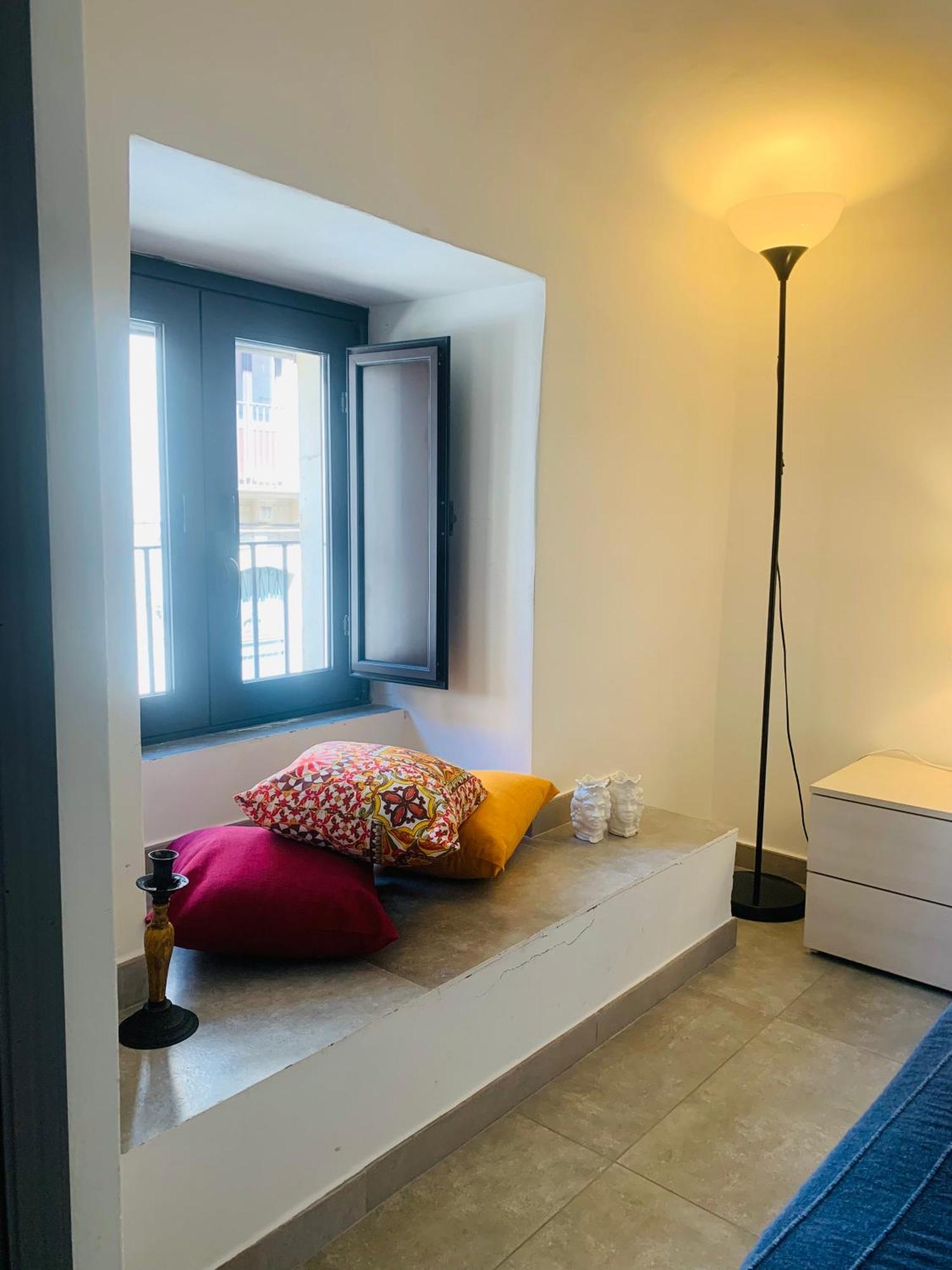 Center Living Apartment Катания Экстерьер фото